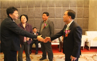 國(guó)家發(fā)展改革委資源節(jié)約與環(huán)境保護(hù)司牛波處長(zhǎng)（和劉總握手）、全國(guó)墻材革新工作委員會(huì)會(huì)長(zhǎng)滕軍力（女士）