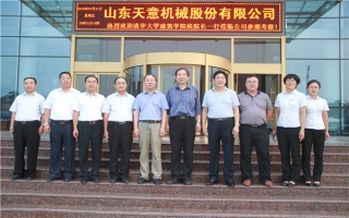 清華大學(xué)建筑設(shè)計(jì)研究院副院長(zhǎng)、研究員侯建群蒞臨