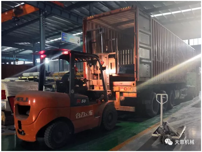 天意機(jī)械為柬埔寨客戶加工生產(chǎn)年產(chǎn)80萬(wàn)平方輕質(zhì)墻板生產(chǎn)線成功裝車啟運(yùn)！